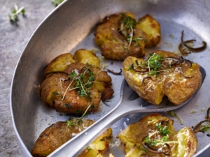 Smashed_Potatoes_Harissa_Joghurt2-800x600