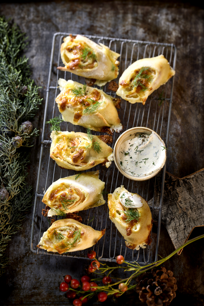 FLAMMKUCHENSCHNECKEN MIT RÄUCHERLACHS UND KRÄUTER-SCHMAND Buffet Weihnachten
